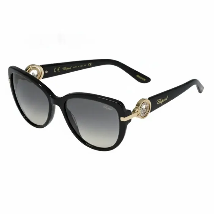 Chopard lunette de soleil noire papillon dorée Chopard lunette de soleil noire forme papillon, verres dégradés foncé à clair et détails dorés sur les branches.
