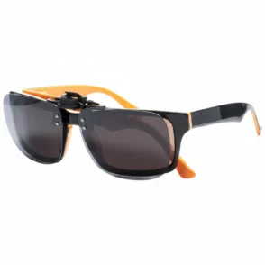 Clip adaptable sur lunettes de vue avec verres teintés, fixé par pincement et charnière centrale devant les verres.