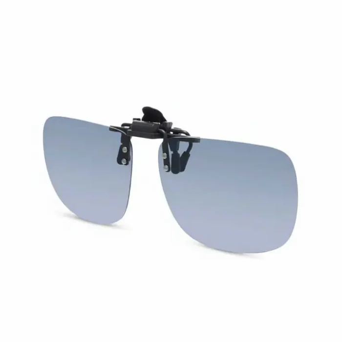 Clip adaptable sur lunettes de vue avec deux verres teintés rectangulaires et charnière centrale à fixer sur la monture.
