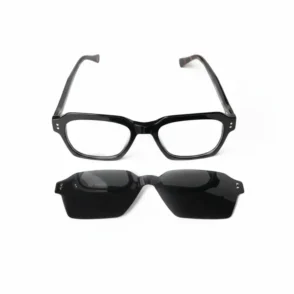 Clip lunette soleil à verres teintés noirs placé sous une monture de lunettes noire, prêt à se fixer pour protection UV.