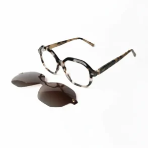 Clips solaire lunettes foncé avec verres polarisés posé à côté d’une monture de vue écaille brun et noir.