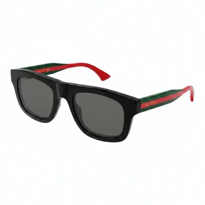 Gucci homme lunette de soleil noire rectangulaire Gucci homme lunette de soleil noire à monture rectangulaire, verres sombres et branches vert-rouge avec logo Gucci.