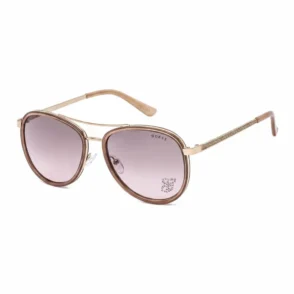 Guess lunette de soleil à monture métal doré, verres rose-mauve, branches décorées et logo GUESS sur le verre droit.