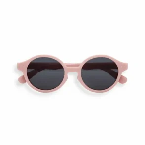 Paire de Izipizi lunettes de soleil à monture rose pâle, verres ronds foncés et branches épaisses aux extrémités arrondies.