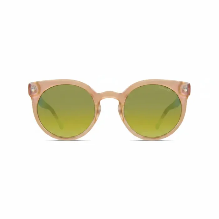 Komono lunettes de soleil à monture ronde épaisse marron translucide avec verres verts teintés et logo sur le verre.
