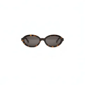 Femme portant des Krys lunettes de soleil ovales noires à verres teintés et branches fines, style moderne.