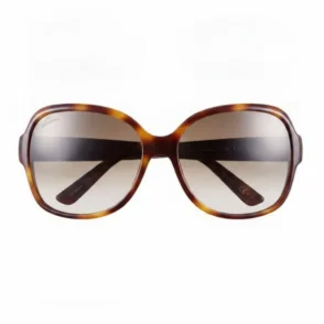 Les lunettes de soleil Gucci avec monture élégante et verres teintés, présentées de face pour un look chic.