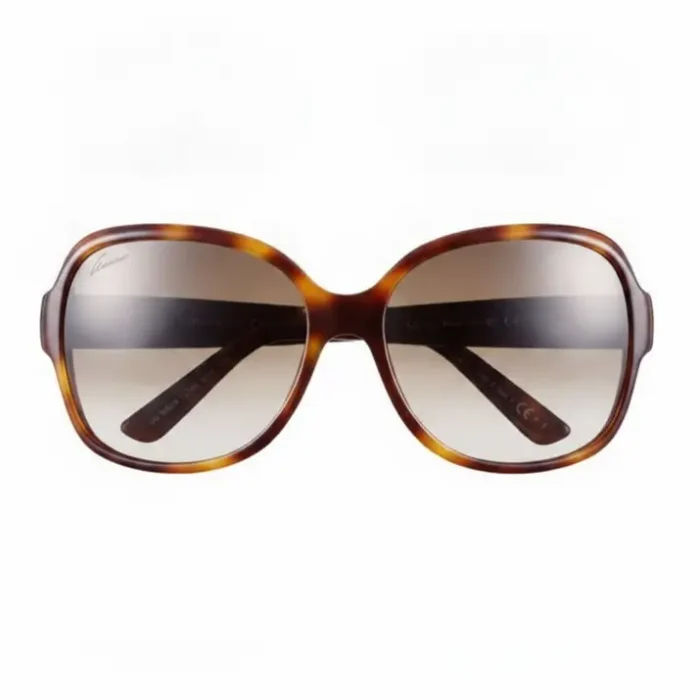 Les lunettes de soleil Gucci avec monture élégante et verres teintés, présentées de face pour un look chic.