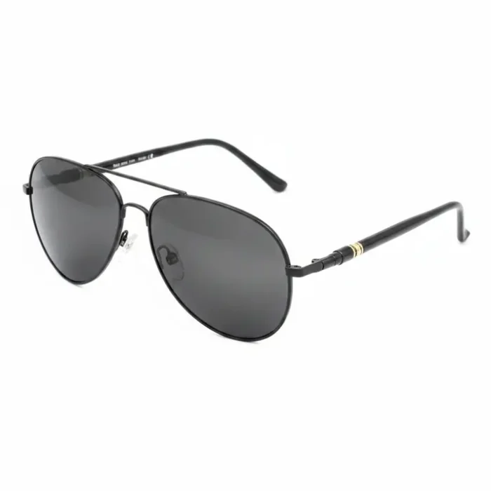 Les lunettes de soleil pour homme style aviateur Les lunettes de soleil pour homme style aviateur, monture métal fine, verres teintés foncés et détails dorés sur les branches.