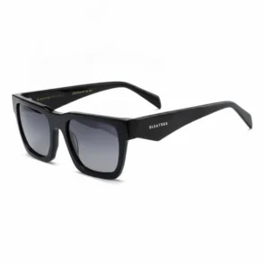 Les marque des lunettes de soleil noires Bleather à monture épaisse angulaire, verres gris foncé et branches larges avec logo.
