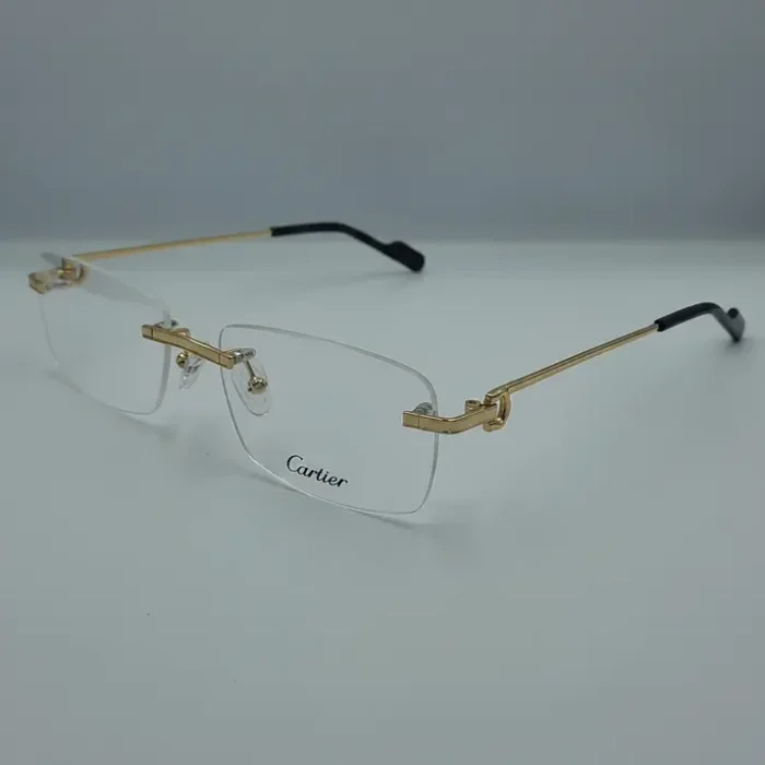 Lunette Cartier de vue homme sans contour avec verres rectangulaires transparents et branches métalliques dorées.