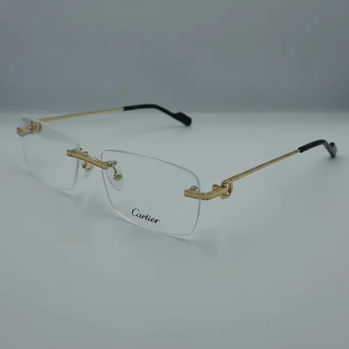 Lunette Cartier homme de vue en métal doré sans cerclage, branches fines avec embouts noirs et plaquettes ajustables.