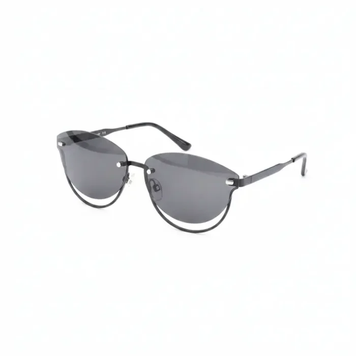 Lunette avec clip solaire amovible magnétique Lunette avec clip solaire : monture à verres correcteurs avec clip teinté foncé amovible fixé sur l’avant.