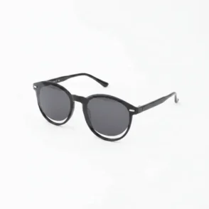 Paire de lunettes avec lunette clip solaire amovible à verres teintés sombres fixé au-dessus du pont.