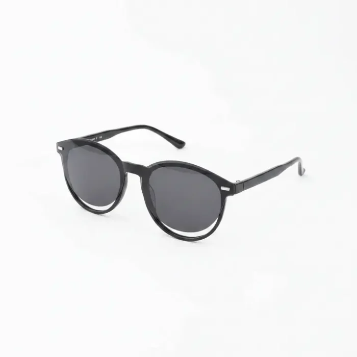 Lunette clip solaire amovible avec verres teintés Paire de lunettes avec lunette clip solaire amovible à verres teintés sombres fixé au-dessus du pont.