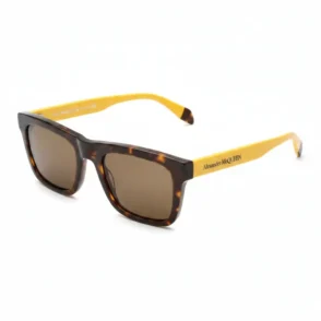 Lunette de soleil Alexander McQueen rectangulaire noire, branches jaunes, verres légèrement teintés et logo jaune sur la branche.