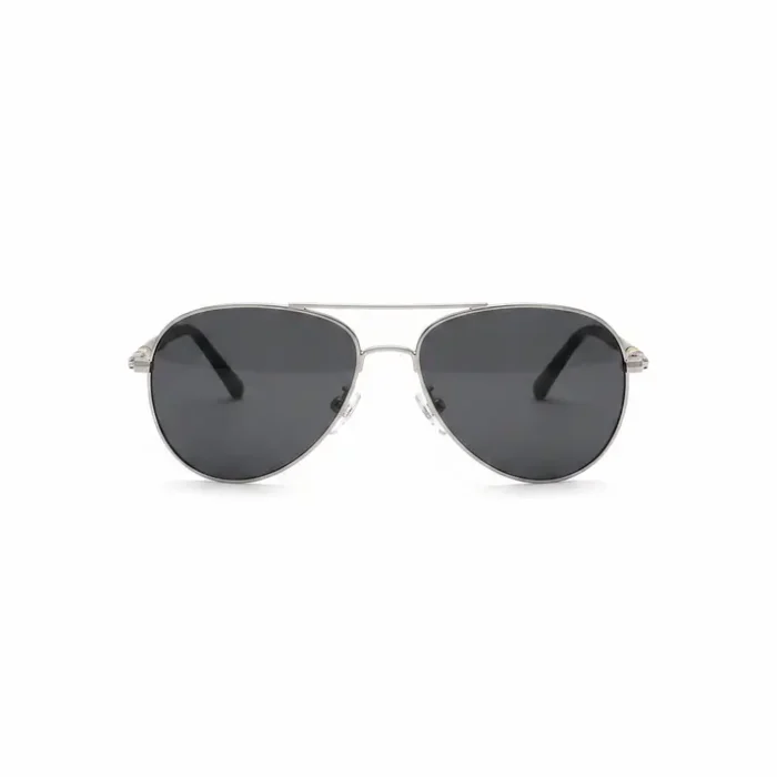 Lunette de soleil Aviator homme avec verres teintés foncés, monture métal, plaquettes translucides et branches noires fines.