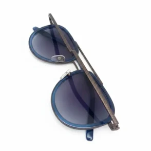 Lunette de soleil Azzaro à monture bleue avec grands verres teintés foncés et branches fines avec détail texturé.