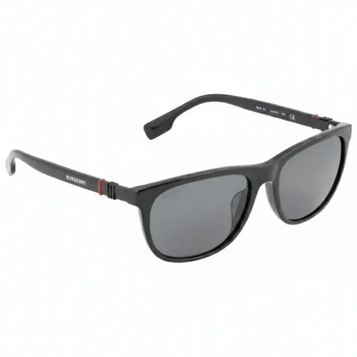 Lunette de soleil Burberry homme monture sombre Lunette de soleil Burberry homme avec monture sombre arrondie, verres teintés foncés et branches épaisses avec marquage clair.