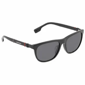 Lunette de soleil Burberry noire à monture épaisse, verres sombres, branches incurvées avec détail rouge et logo BURBERRY.