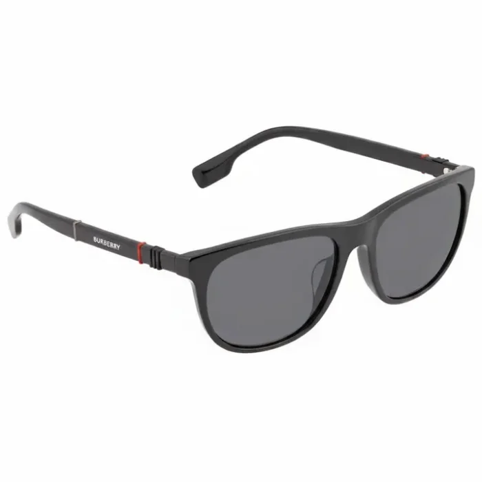 Lunette de soleil Burberry noire à monture épaisse, verres sombres, branches incurvées avec détail rouge et logo BURBERRY.