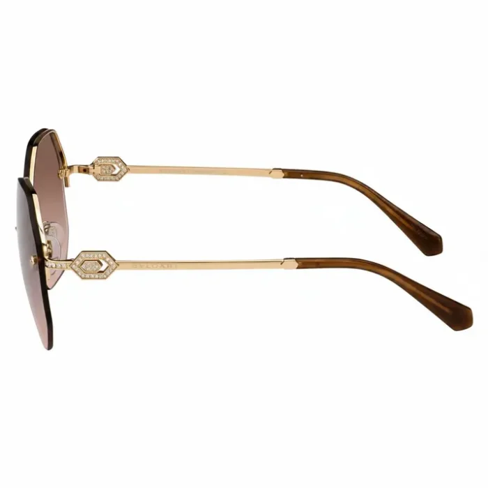 Lunette de soleil Bvlgari avec branches fines en métal doré, détail hexagonal brillant aux charnières et verres bruns arrondis.