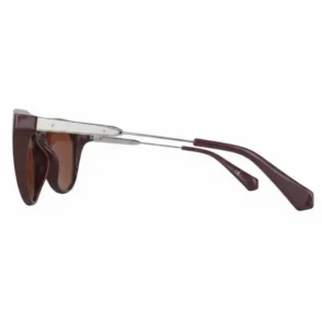 Lunette de soleil Calvin Klein à verres teintés marron, monture enveloppante et branches métalliques fines avec embouts marron.
