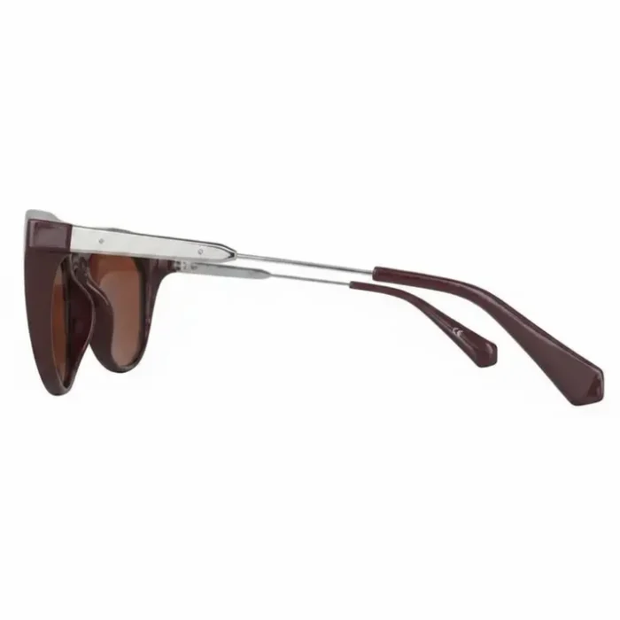 Lunette de soleil Calvin Klein à verres teintés marron, monture enveloppante et branches métalliques fines avec embouts marron.