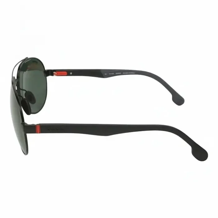 Lunette de soleil Carrera noire verres teintés Lunette de soleil Carrera noire à monture arrondie, branches fines avec détail rouge près de la charnière, verres très sombres.