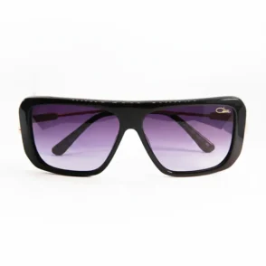 Lunette de soleil Cazal à monture noire rectangulaire épaisse avec grands verres teintés violets et logo visible.