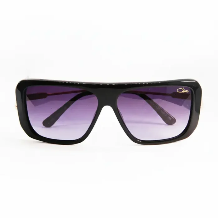 Lunette de soleil Cazal noire verres violets Lunette de soleil Cazal à monture noire rectangulaire épaisse avec grands verres teintés violets et logo visible.