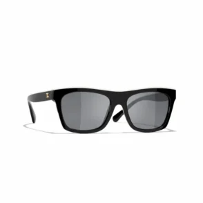 Lunette de soleil Chanel vintage à monture plastique noire rectangulaire, verres gris foncé et logo doré sur les branches.