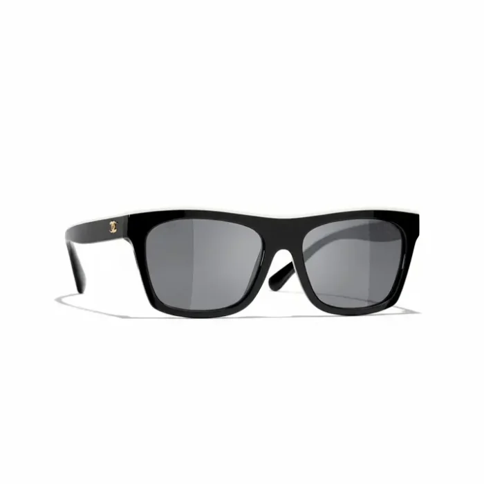 Lunette de soleil Chanel vintage à monture plastique noire rectangulaire, verres gris foncé et logo doré sur les branches.