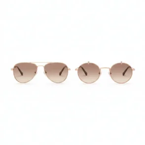 Deux paires de Lunette de soleil Chloé à monture fine dorée, une carrée aviateur et une ronde, verres teintés marron clair.