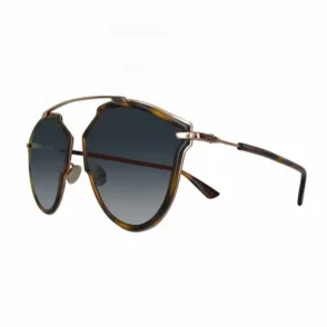 Lunette de soleil Christian Dior femme au design angulaire, verres sombres, pont métal fin et branches finition écaille.