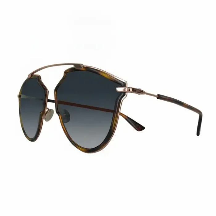 Lunette de soleil Christian Dior femme chic Lunette de soleil Christian Dior femme au design angulaire, verres sombres, pont métal fin et branches finition écaille.