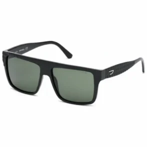 Lunette de soleil Diesel au design carré, monture noire effet carbone et verres verts teintés avec logo D argenté sur la branche.