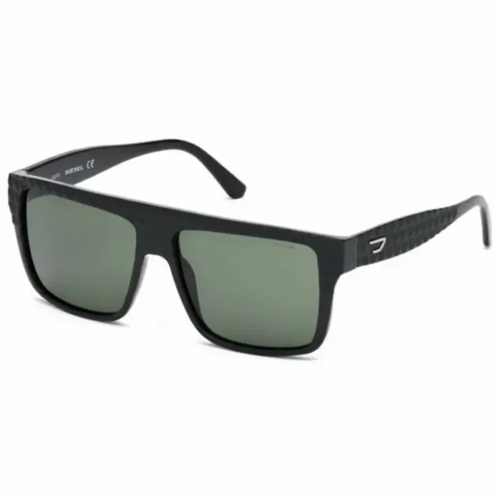 Lunette de soleil Diesel au design carré, monture noire effet carbone et verres verts teintés avec logo D argenté sur la branche.