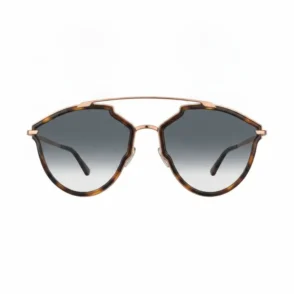 Lunette de soleil Dior femme au design élégant, portée de face, avec monture chic et verres teintés protecteurs.