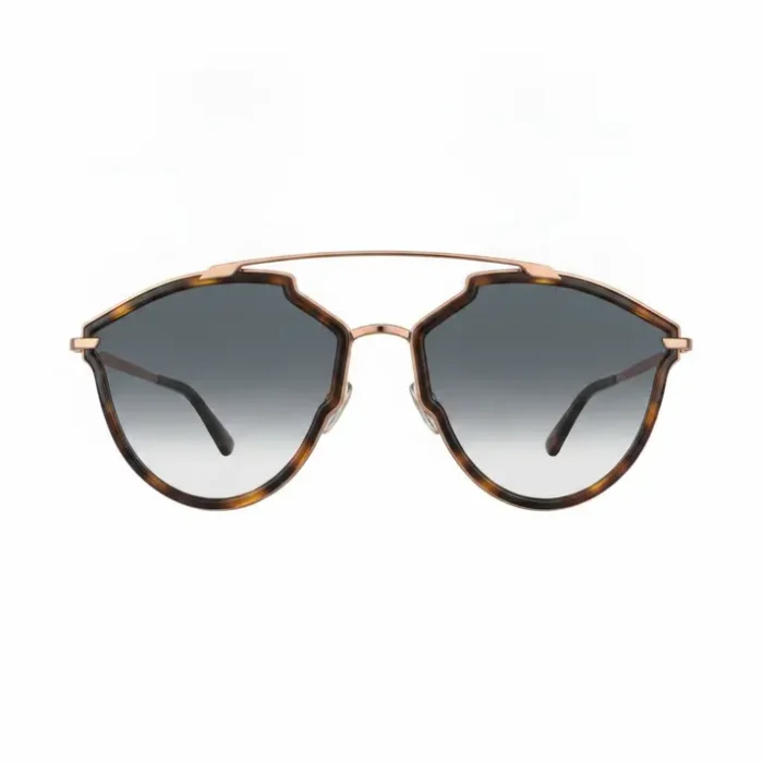 Lunette de soleil Dior femme – style élégant Lunette de soleil Dior femme au design élégant, portée de face, avec monture chic et verres teintés protecteurs.