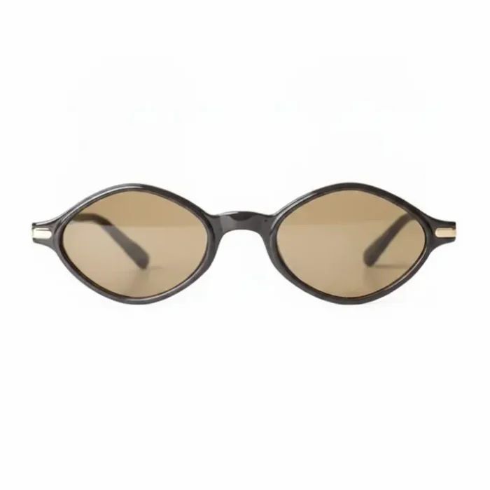 Lunette de soleil Francaise ovale noire élégante Lunette de soleil Francaise ovale avec monture noire, verres teintés et branches épaisses au style contemporain.