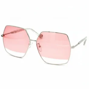 Vue rapprochée d’une lunette de soleil Furla au design élégant, montrant la monture et les verres protecteurs.