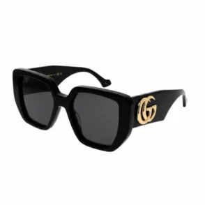 Lunette de soleil Gucci femme noire à monture épaisse angulaire, verres sombres rectangulaires et logo doré sur les branches.
