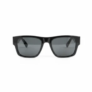 Lunette de soleil H&M homme portée, monture moderne et verres teintés pour un look urbain.