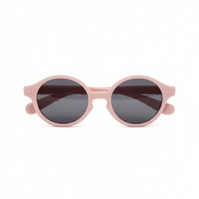 Lunette de soleil Izipizi rose pâle ronde Lunette de soleil Izipizi à monture rose pâle, verres ronds foncés et branches fines assorties avec charnières visibles.