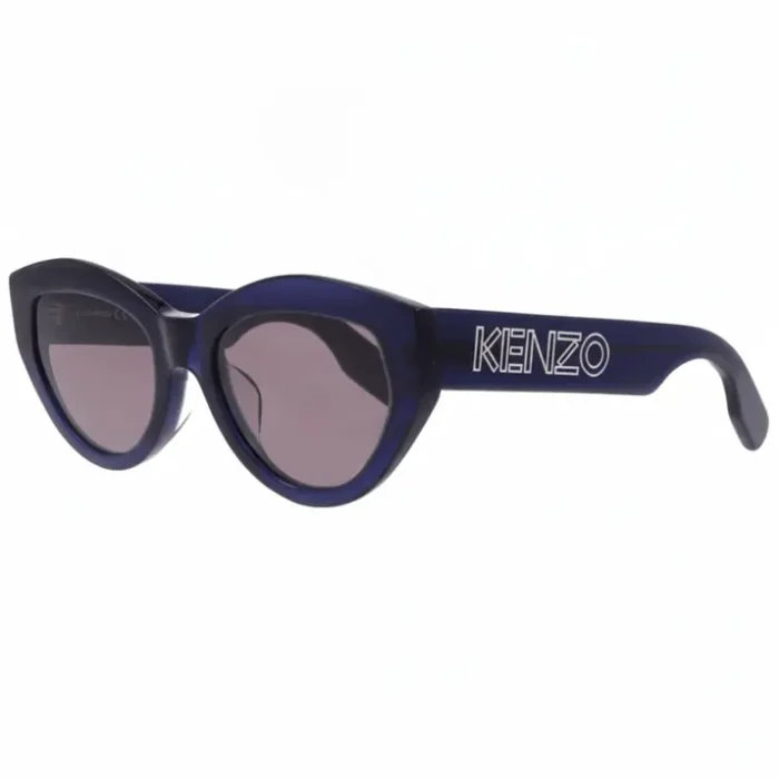 Lunette de soleil Kenzo bleu foncé semi cat-eye Lunette de soleil Kenzo bleu foncé semi cat-eye à verres teintés sombres, logo KENZO blanc sur les branches épaisses.