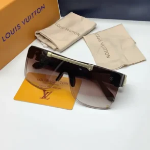 Lunette de soleil LV femme à monture large noire et bandeau doré, verres teintés style masque, avec étui et chiffon LV.