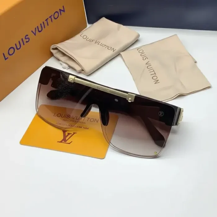 Lunette de soleil LV femme avec étui et chiffon Lunette de soleil LV femme à monture large noire et bandeau doré, verres teintés style masque, avec étui et chiffon LV.