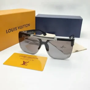Lunette de soleil LV rectangulaire oversize à verres sombres, monture plastique brillante et détails métalliques sur les branches.