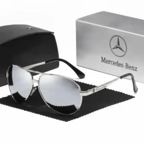 Lunette de soleil Mercedes style aviateur à verres miroir, posée sur tissu noir avec étui et boîte Mercedes-Benz.